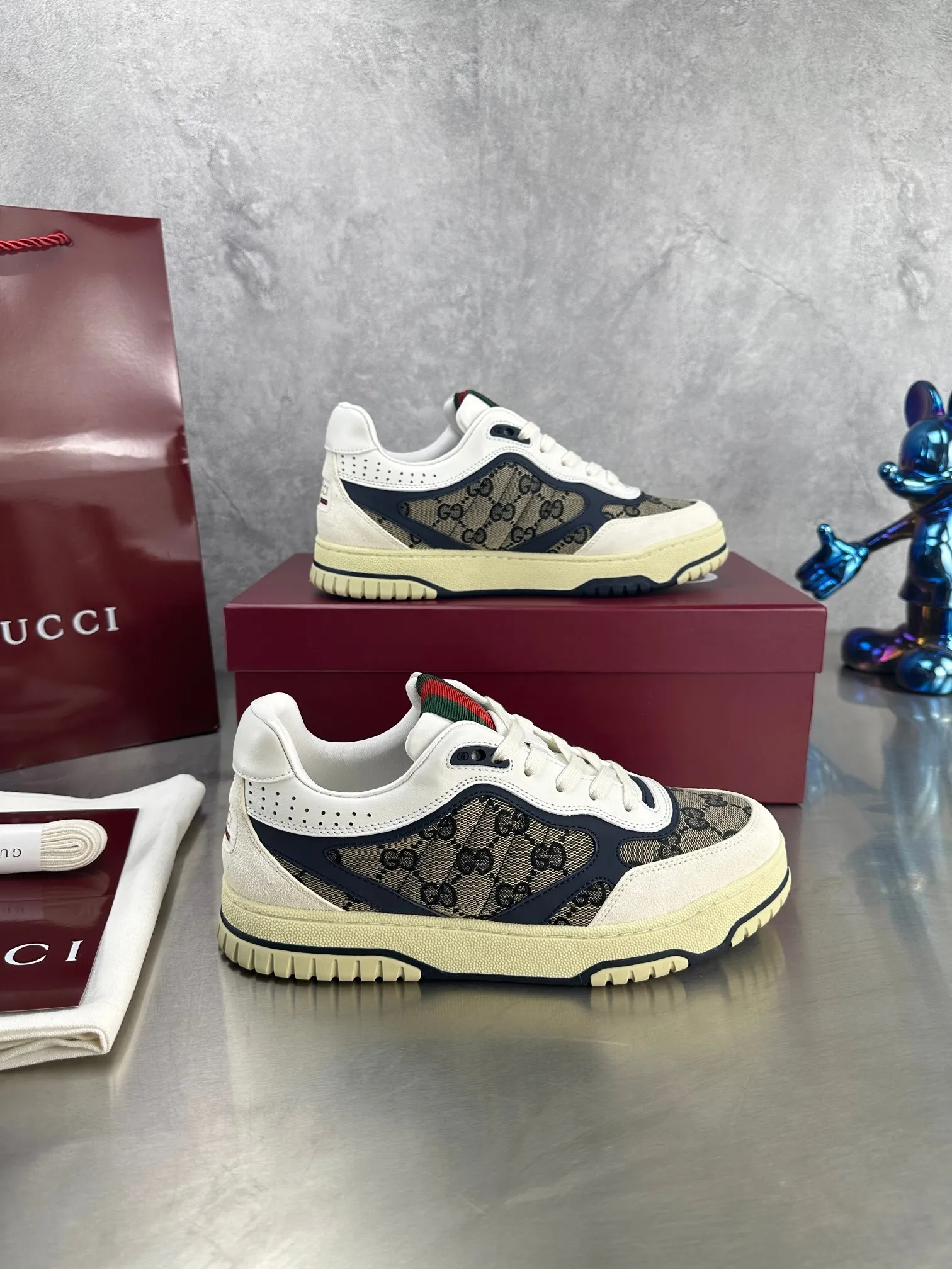 👟👟Ex-factory price 600👟👟 Gucci's latest hot-selling series of high and low-cut distressed couple's sneakers are shipped. The original version is purchased, developed and manufactured. This high-low top sneaker adopts a basketball-style silhouette design, cleverly integrated with hollow panels and distressed effects, showing its unique ingenuity. The ingenuity incorporates brand logo details such as interlocking Double G styling accessories and Gucci lettering, a low-key tribute to the brand's design heritage. Exquisite packaging at the delivery counter 🛍📦 ▪️ Fabric: Original customized imported first-layer cowhide ▪️ Inner lining: Imported first-layer cowhide ▪️ Sole: Original molded TPU sole ▪️ Sole thickness: 3cm ▪️ Size: 35-46 (Male 38 46 customized)